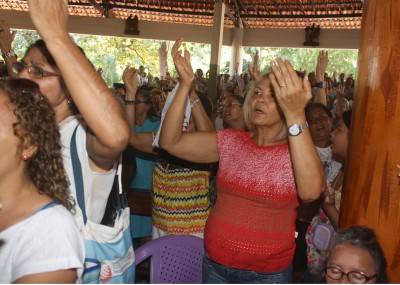 Fiéis participam da missa de abertura.