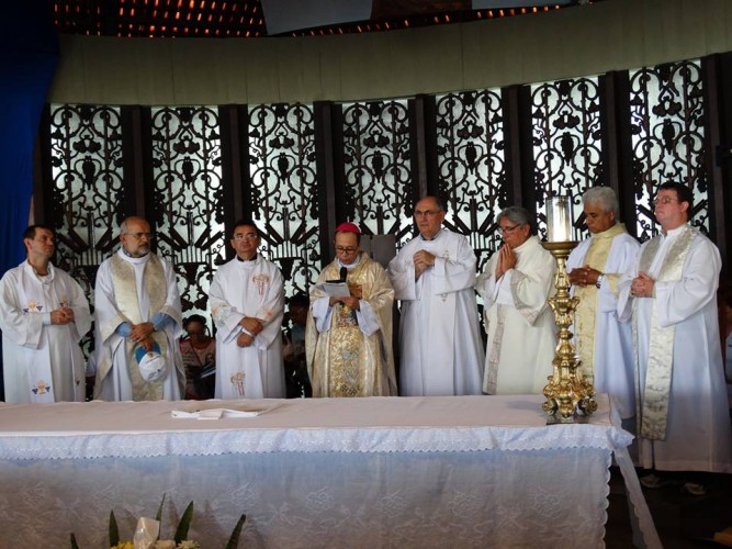 Dom Vasconcelos, Bispo de Sobral, presidiu a Celebração Eucarística de início da Caminhada com Maria. 