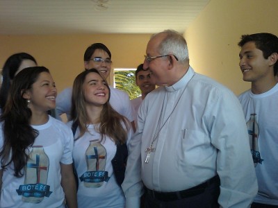 Jovens com o arcebispo de Fortaleza, Dom José Antonio, na Coletiva de Imprensa do Bote Fé Fortaleza em 2012