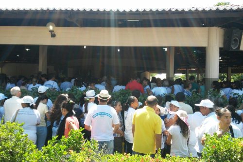 Multidão se concentra no Santuário de Nossa Senhora da Assunção. 