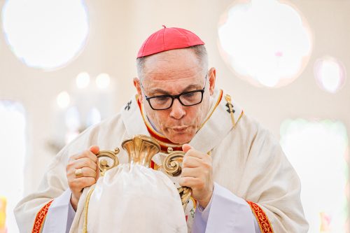 Dom Gregório sopra o vaso com o óleo do Santo Crisma (Foto: Laércio Peixoto/Sercom)
