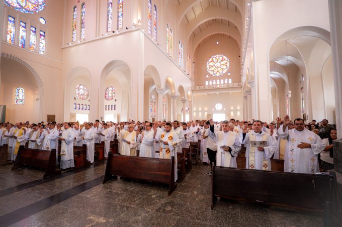 missa do crisma 151 em O mundo continua precisando de padres