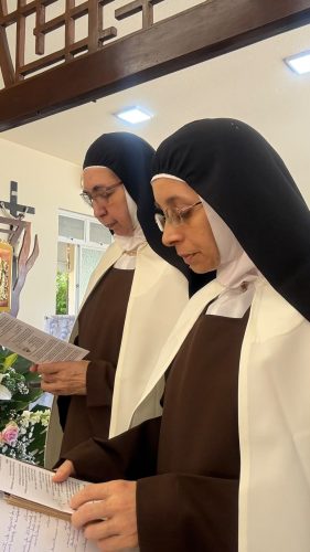 1 1 em Dom Gregório Paixão, OSB, preside Missa jubilar pelos 25 anos de Vida Religiosa da Irmã Maria da Glória, OCD
