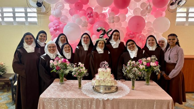 16 em Dom Gregório Paixão, OSB, preside Missa jubilar pelos 25 anos de Vida Religiosa da Irmã Maria da Glória, OCD