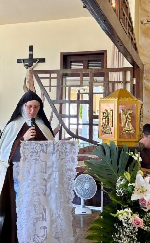 2 em Dom Gregório Paixão, OSB, preside Missa jubilar pelos 25 anos de Vida Religiosa da Irmã Maria da Glória, OCD