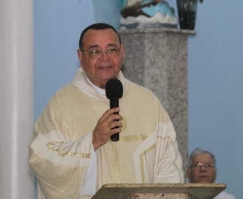 padre gilson 609x500 2 493x405 1 em Padre Gilson Soares celebra Jubileu de Ouro de Ordenação Presbiteral